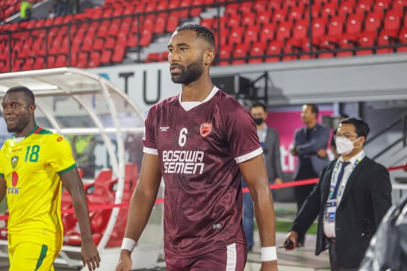 uran Fernandes, bek andalan PSM Makassar, menerima larangan bermain selama 12 bulan