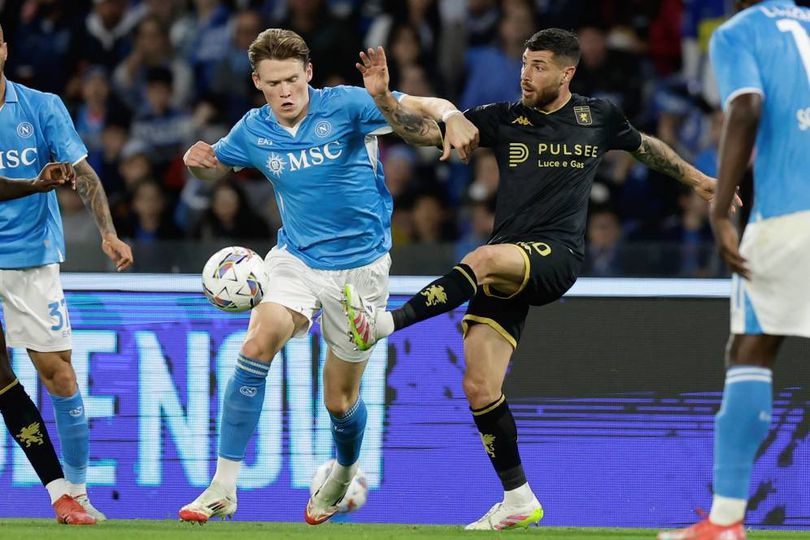 Scott McTominay berduel dengan Stefano Sabelli dalam laga Napoli vs Genoa di Serie A 2024/2025, Senin (12/5/2025) dini hari WIB. (c) Alessandro Garofalo/LaPresse via AP
