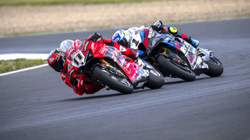 News WORLD SBK: WSBK Ceko 2025: Bulega Salip Razgatlioglu di Tikungan Terakhir!